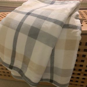 NEW SOFT THROW BLANKET